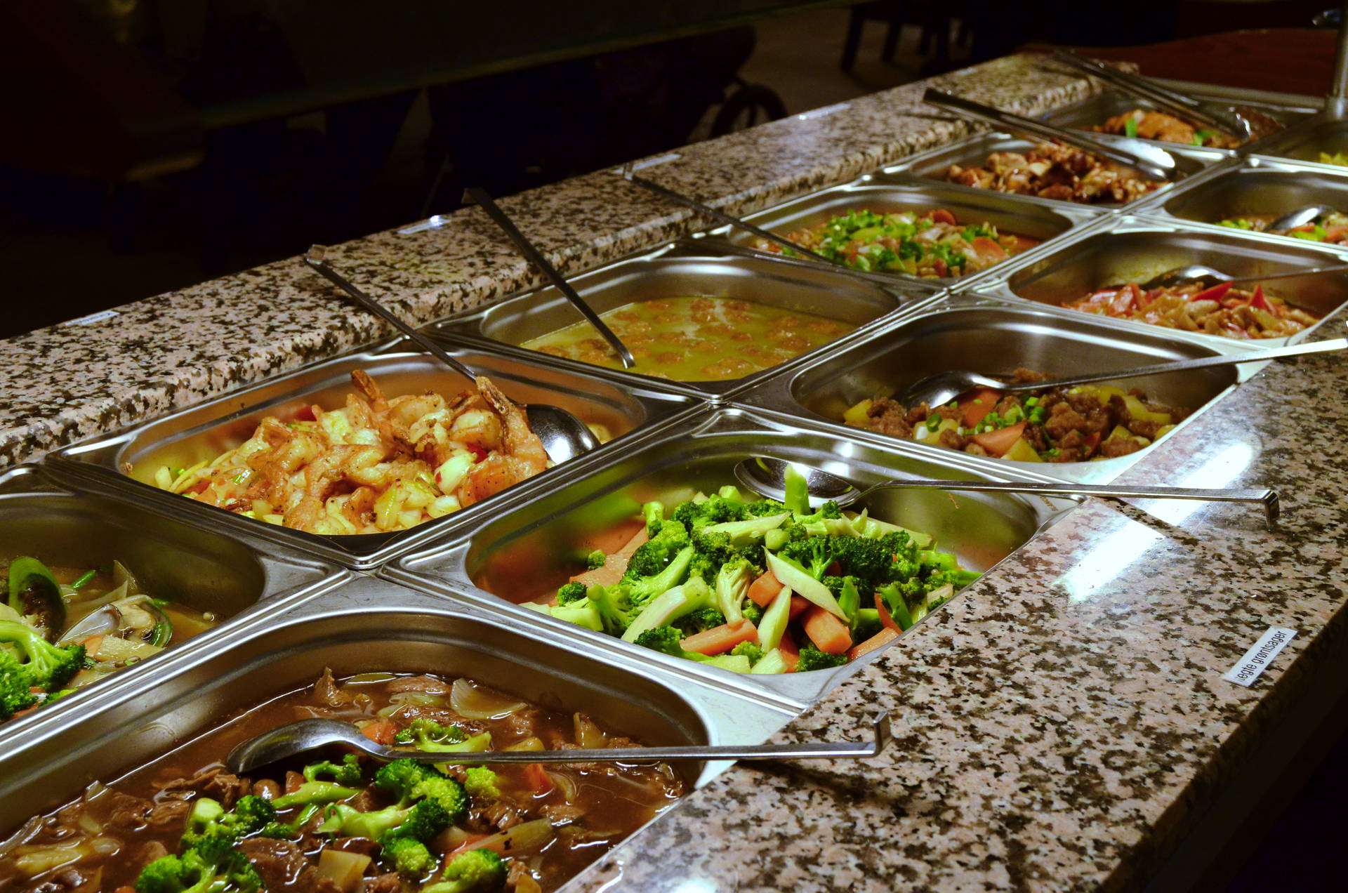 Buffeten på Asian Taste med varme kinesiske retter