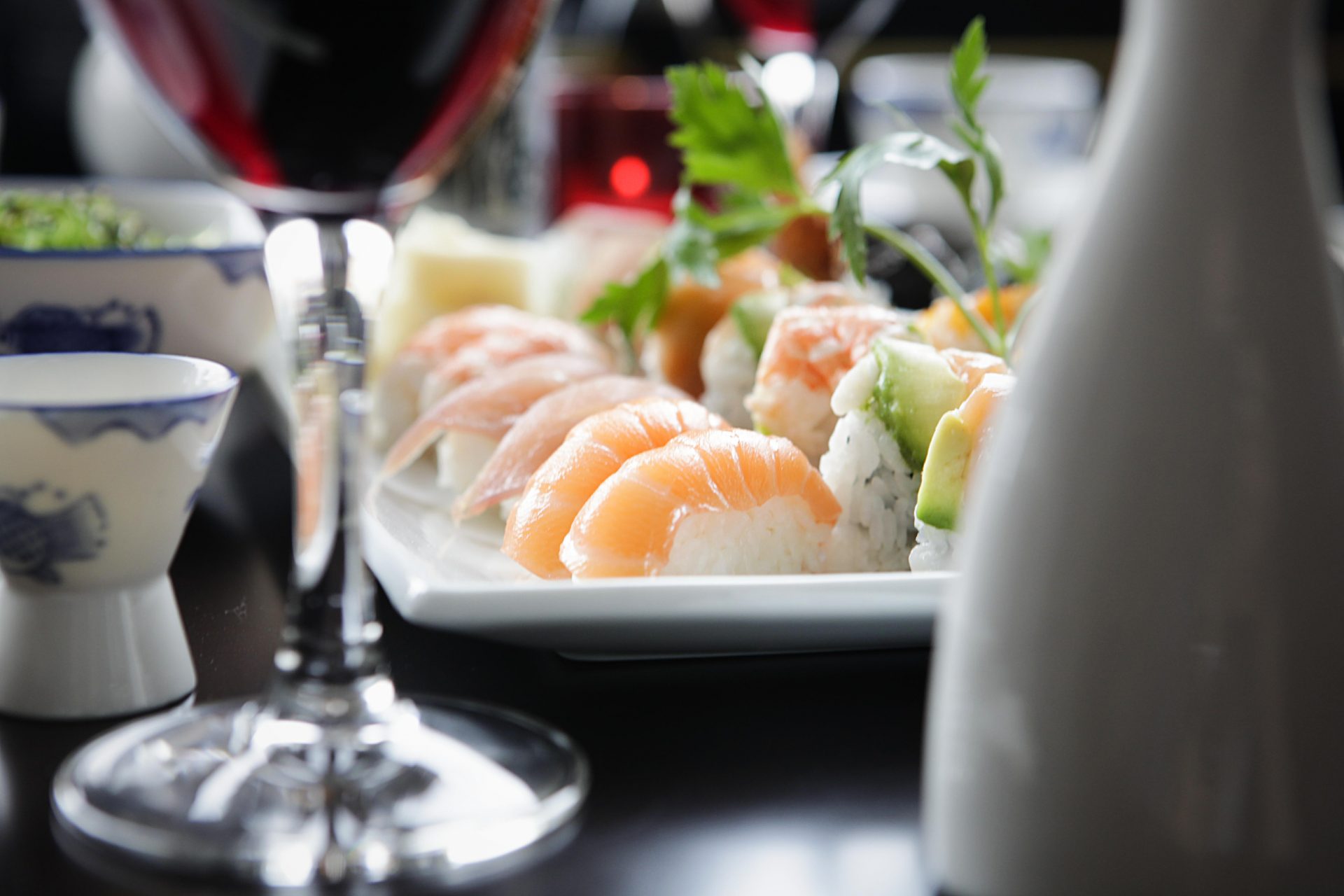 Sushitallerken serveret på Asian Taste